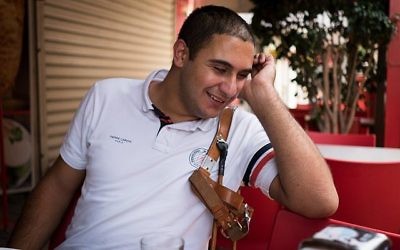 Saleem Sharif dans sa ville natale de Nazareth. Il fait face à des préjugés contre son chien-guide, tant en public qu'au travail (Crédit : Luke Tress / Times of Israel)
