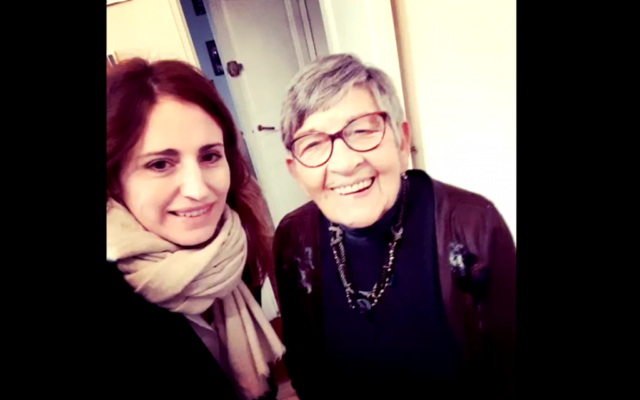 Un selfie en guise d'au revoir entre Sophie Nahum, réalisatrice du documentaire "Les Derniers" et Ginette, déportée à Birkenau (Crédit : capture d'écran Les Derniers)