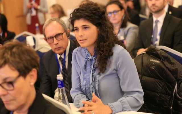 La députée Sharren Haskel (Likud), au centre, et Nahman Shai, à côté d'elle, à l'assemblée de l'Union interparlementaire à Saint-Pétersbourg, le 18 octobre 2017 (Crédit : Porte-parole de la Knesset)