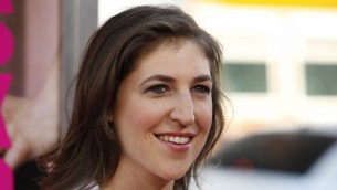 Mayim Bialik adore Elvis Costello. Et son époux (Crédit : Mayim Bialik image via Shutterstock)