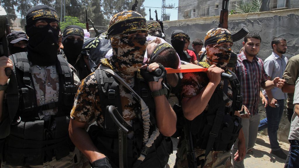 Des membres du Jihad islamique pendant les funérailles d'un membre du groupe terroriste tué dans l'effondrement d'un tunnel, à Khan Younes, dans le sud de la bande de Gaza, le 19 juillet 2016. (Crédit : Abed Rahim Khatib/Flash90)