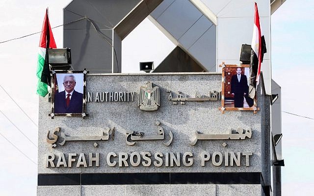 Les portraits du président égyptien Abdel-Fattah el-Sissi et du leader palestinien Mahmoud Abbas dressés au carrefour de Rafah avec l'Egypte, le 1er novembre 2017 (Crédit : SAID KHATIB / AFP)