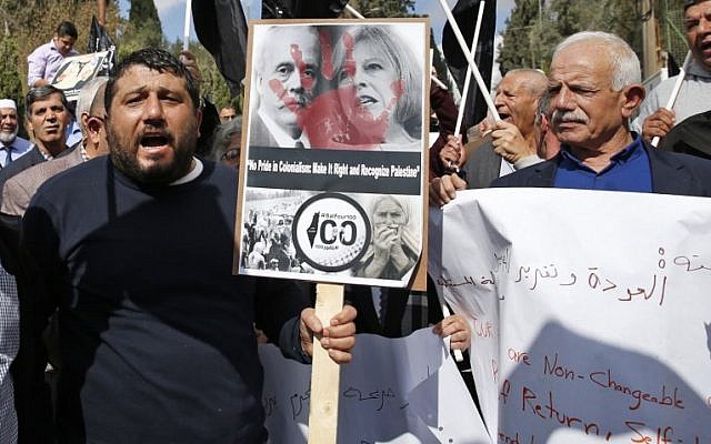 Les manifestants tiennent une affiche devant le consulat britannique à Jérusalem-Est, le 2 novembre 2017, pour protester contre le 100e anniversaire de la déclaration britannique Balfour, qui a contribué à la création d'Israël. (Crédit : AHMAD GHARABLI / AFP)