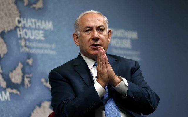 Benjamin Netanyahu donne une analyse géopolitique à la Chatham House, The Royal Institute of International Affairs, à Londres, le 3 novembre 2017 (Crédit : AFP / ADRIAN DENNIS)