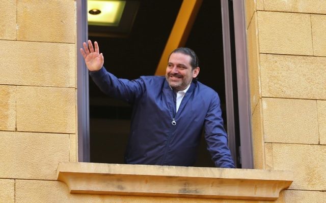 Le Premier ministre libanais Saad Hariri salue ses partisans à son arrivée à Beyrouth, le 22 novembre 2017. (Crédit : AFP PHOTO / STR)
