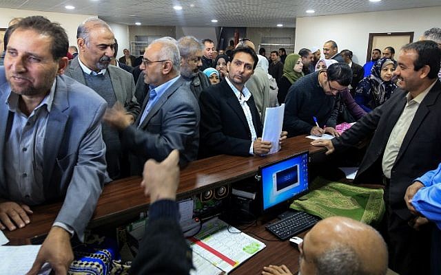 Les fonctionnaires de l'Autorité palestinienne se réunissent pour reprendre leur travail aux quartiers généraux du ministère des Finances à Gaza-Ville, le 29 novembre 2017. (Crédit : AFP PHOTO / MOHAMMED ABED