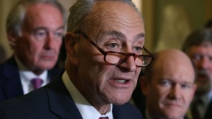 Chuck Schumer, chef de la minorité du Sénat américain , démocrate de New York, à Washington, le 31 octobre 2017. (Crédit : Mark Wilson/Getty Images/AFP)