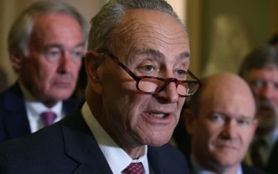 Chuck Schumer, chef de la minorité du Sénat américain , démocrate de New York, à Washington, le 31 octobre 2017. (Crédit : Mark Wilson/Getty Images/AFP)