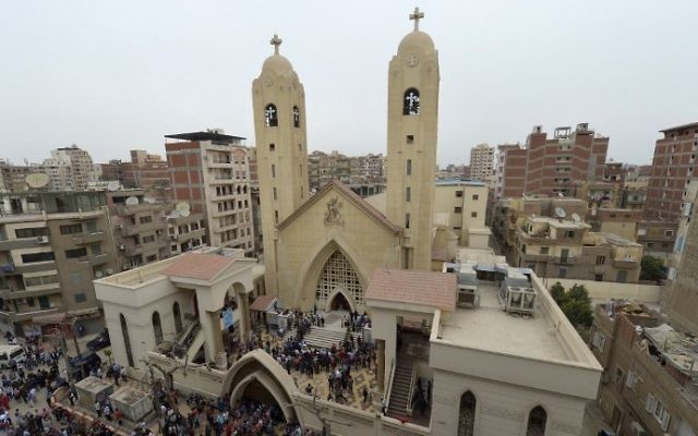 Une vue générale montre des personnes rassemblées à l'extérieur de l'église copte Mar Girgis dans le delta du Nil, dans la ville de Tanta, au nord du Caire, après l'explosion d'une bombe lors du rassemblement des fidèles le dimanche 9 avril 2017. (Crédit : Photo AFP / Khaled Desouki)