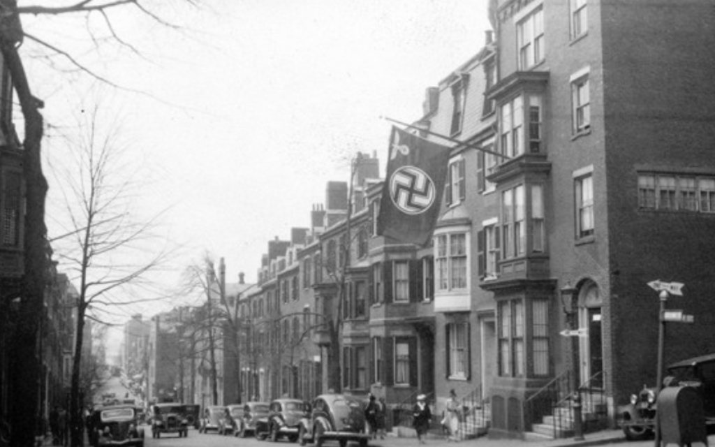 Un drapeau nazi au consulat allemand sur Chestnut Street, à Beacon Hill, en mai 1940. (Crédit : domaine public)