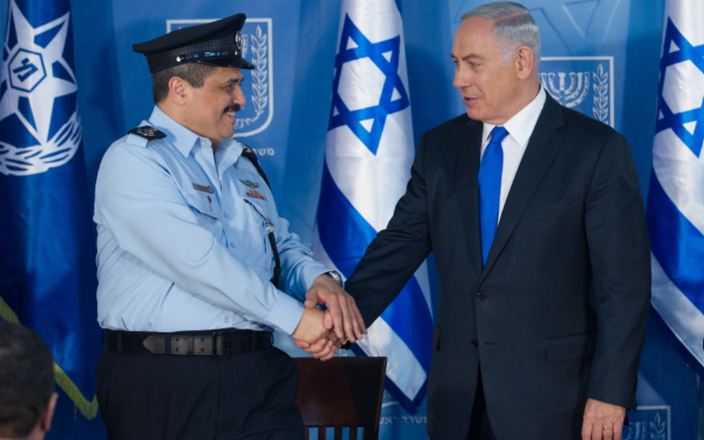 Le chef de la police, Roni Alsheich, (à gauche), et le Premier ministre Benjamin Netanyahu, pendant une cérémonie en l'honneur d'Alsheich dans les bureaux du Premier ministre à Jérusalem, le 3 décembre 2015. (Crédit : Miriam Alster/Flash90)