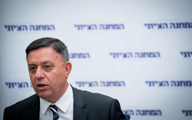 Le leader de l'Union sioniste Avi Gabbay à la tête d'une réunion de sa faction à la Knesset, le 30 octobre 2017 (Crédit :  Yonatan Sindel/Flash90)