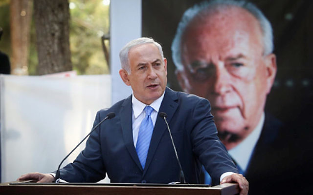 Benjamin Netanyahu, lors de la cérémonie officielle marquant le 22e anniversaire de meurtre de Yitzhak Rabin, au cimetière du Mout Herzl à Jérusalem, le 1 novembre 2017. (Crédit : Marc Israel Sellem/POOL)