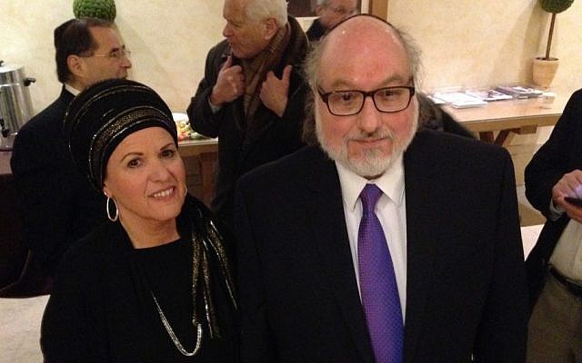 Jonathan Pollard et son épouse Esther, photographiés durant une pause café lors d'une rencontre avec la CoP (Conference of the Presidents of Major American Jewish Organizations) le 24 janvier 2016 (Autorisation : Justice4JP)