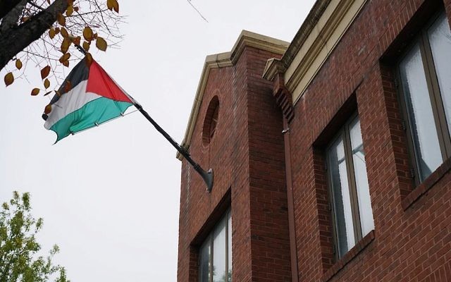 Le drapeau palestinien est vu au-dessus des bureaux de l'Organisation de libération de la Palestine (OLP) à Washington, DC, le 18 novembre 2017. (Crédit : MANDEL NGAN / AFP / Getty Images via JTA)