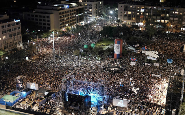 Quelque 100 000 personnes assistent à un rassemblement marquant le 20e anniversaire de l'assassinat du Premier ministre israélien Yitzhak Rabin sur la même place de Tel Aviv où il a été tué lors d'un rassemblement pour la paix en 1995, en 2015 (Crédit : Flash90 / Tomer Neuberg)