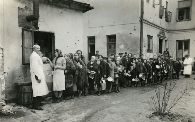 Des Juifs alignés dans le ghetto de Varsovie au cours de la Seconde guerre mondiale (Crédit : Autorisation de l'American Jewish Joint Distribution Committee Archives via JTA)
