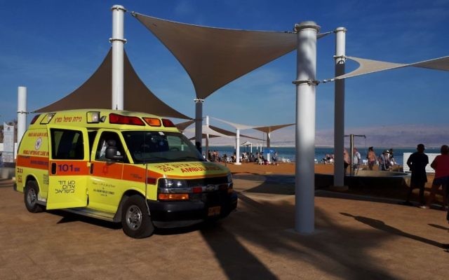 Une ambulance Magen David Adom à Ein Bokek, sur les rives de la mer Morte, le 1er novembre 2017. (Crédit : MDA)