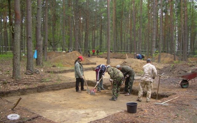 Des chercheurs israéliens et polonais effectuent des fouilles dans l'ancien camp d’extermination de Sobibor, dans l'est de la Pologne. (Crédit : Yad Vashem)