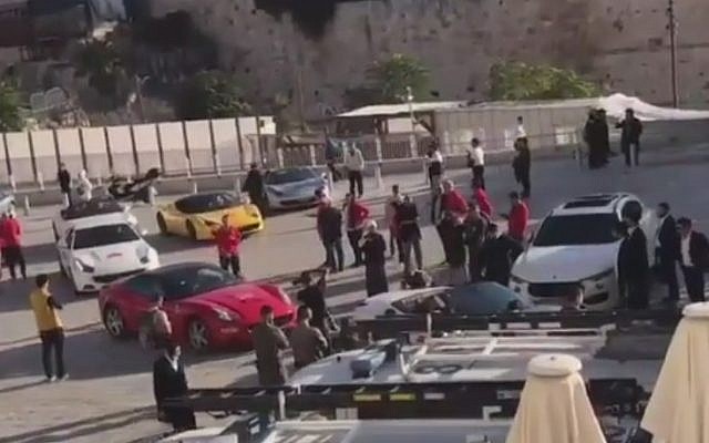 Des Ferrari garées devant le mur Occidental, le 5 novembre 2017 (Crédit : capture d'écran YouTube)
