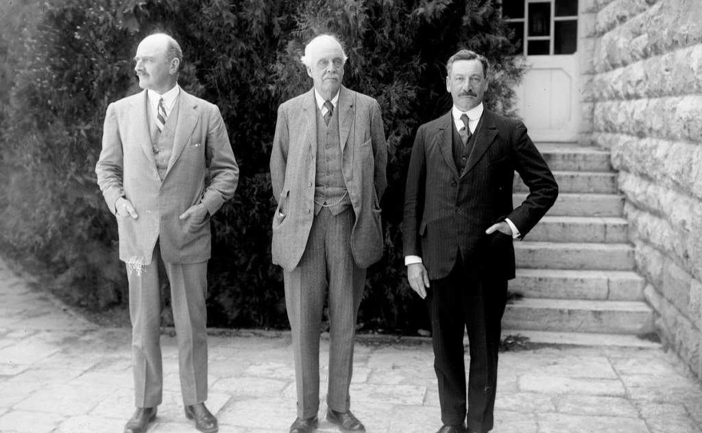 De gauche à droite, Lord Edmund Allenby, Lord Arthur Balfour et Sir Herbert Samuel, à l'université hébraïque de Jérusalem, en 1925. (Crédit : Library of Congress)