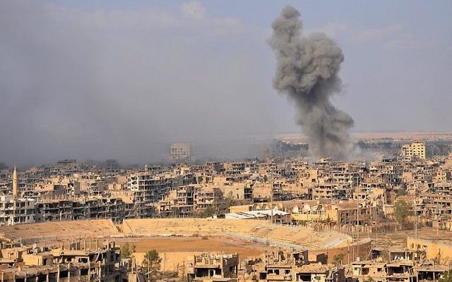 Illustration : Fumée vue depuis la ville de Deir Ezzor, dans l'est du pays, après une opération menée par les forces gouvernementales syriennes contre les djihadistes du groupe de l'État islamique (EI), le 2 novembre 2017. (Crédit : AFP / Stringer)