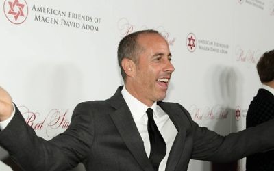Le comédien Jerry Seinfeld arrivant au bal de bienfaisance du Magen David Adom de Los Angeles, Etats-Unis, le 22 octobre 2015 (Crédit : Autorisation)