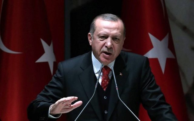 Le président turc Recep Tayyip Erdogan prend la parole lors de la réunion des chefs provinciaux du Parti de la justice et du développement (AKP) à Ankara, le 17 novembre 2017. (Crédit : AFP / ADEM ALTAN)