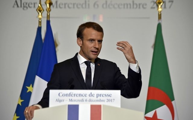 Le président français Emmanuel Macron donne une conférence de presse lors de sa visite à Alger, en Algérie, le 6 décembre 2017. (Crédit : AFP / RYAD KRAMDI / RYAD KRAMDI)