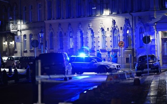 La police arrive après qu'une synagogue a été attaquée lors d'une tentative d'incendie manquée à Gothenburg, en Suède, dans la nuit du 9 décembre 2017 (Crédit : AFP PHOTO / TT News Agency / Adam IHSE)