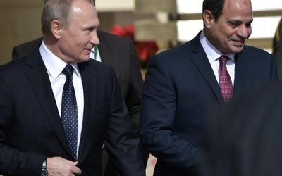 Le président russe Vladimir Poutine et son homologue égyptien Abdel Fattah el-Sissi au Caire, le 11 décembre 2017. (Crédit : AFP/Sputnik/Alexey NIKOLSKY)