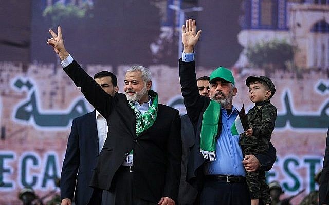 Le chef du Hamas Ismail Haniyeh (G) et le leader du Hamas dans la bande de Gaza Yahya Sinwar assistent à un rassemblement marquant le 30e anniversaire de la fondation de l'organisation terroriste dans la ville de Gaza, le 14 décembre 2017. (AFP Photo/Mohammed Abed)