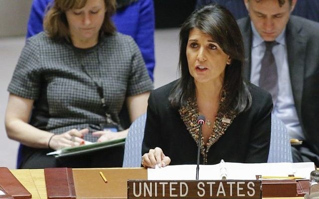 L'ambassadrice américaine à l'ONU Nikki Haley s'exprime durant une rencontre du Conseil de sécurité au Moyen Orient le 18 décembre 2017 au siège des nations unies à New York (Crédit : AFP/Kena Betancur)