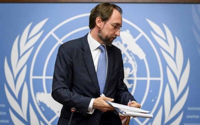 Cette photo prise le 30 août 2017 à Genève montre le Haut Commissaire des Nations unies aux droits de l'Homme, Zeid Raad Al Hussein, après une conférence de presse dans les bureaux de l'ONU à Genève (Crédit : AFP / Fabrice COFFRINI)