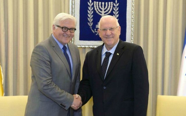 Le président israélien Reuven Rivlin, à droite, rencontre le ministre allemand des Affaires étrangères, Frank-Walter Steinmeier, à la résidence présidentiel, à Jérusalem, en Israël, le 31 mai 2015 (Photo de Mark Neyman / GPO)