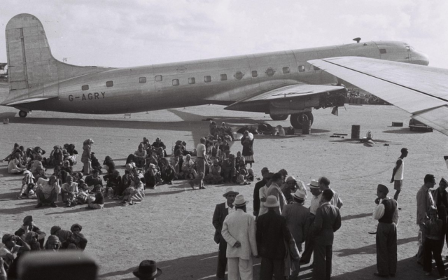 Juifs d'Aden (Yémen) attendant leur évacuation vers Israël, le 1er novembre 1949. Illustration (Crédit : GPO/domaine public)