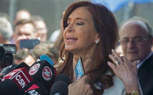 L'ancienne présidente et la sénatrice élue de l'Argentine, Cristina Fernandez de Kirchner, s'adresse aux journalistes alors qu'elle quitte le tribunal à Buenos Aires le 26 octobre 2017. (Crédit : AFP / Eitan Abramovich)