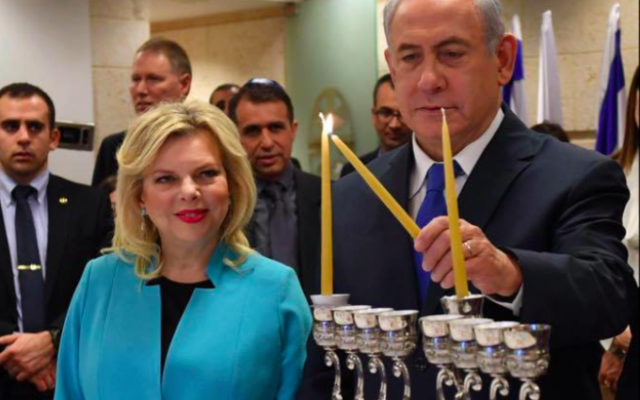 Benjamin Netanyahu et son épouse Sara allument la première bougie de Hanoukka, le 12 décembre 2017 (Crédit : חיים צח, לע״מ)