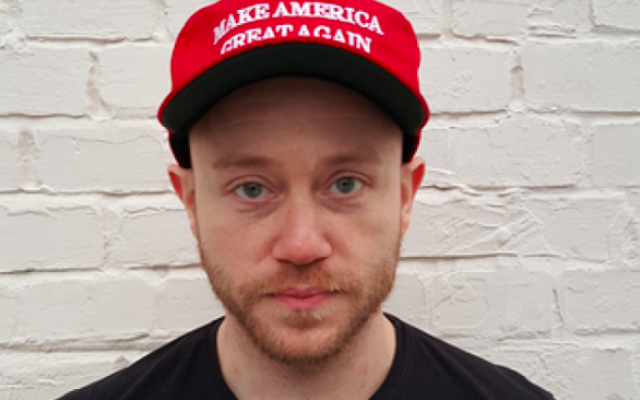 Andrew Anglin, qui dirige le site Internet néo-nazi The Daily Stormer, portant une casquette pro-Donald Trump. (Crédit : Wikipedia / BFG101 / CC BY SA-4.0)