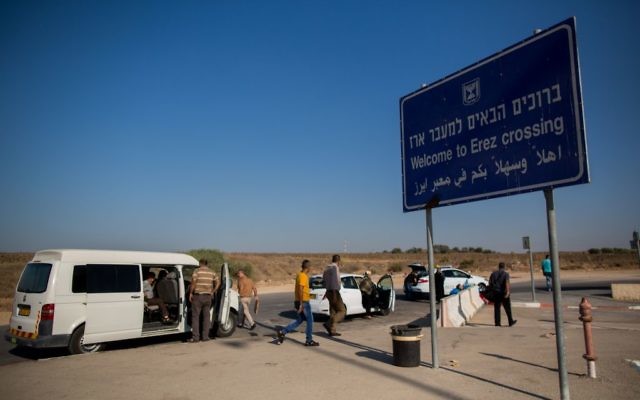 Des Palestiniens quittent Gaza pour se rendre en Israël via le point de passage Erez, le 3 septembre 2015. (Crédit : Yonatan Sindel/Flash90)