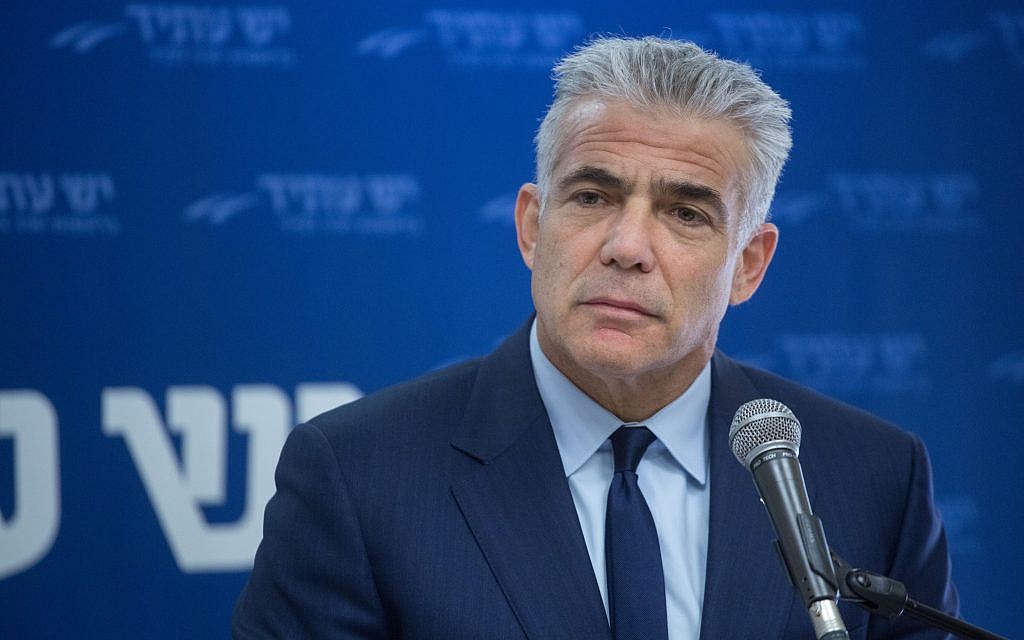 Yair Lapid, leader du parti Yesh Atid, prend la parole lors d'une réunion à la Knesset le 25 décembre 2017. (Crédit : Miriam Alster / Flash90)