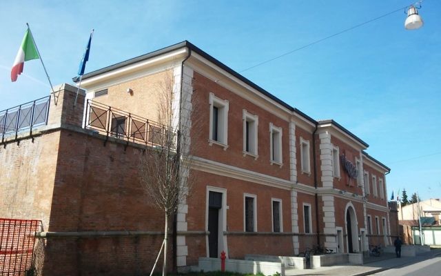 Le Musée national du judaïsme italien et de la Shoah, MEIS, à Ferrare, en Italie. (Crédit : Emilio2005/Wikimedia Commons/CC BY-SA 4.0)