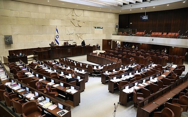 Un député en plein discours, face à une salle vide, durant une obstruction parlementaire à la Knesset, le 27 décembre 2017. (Crédit : Noam Rivkin Panton/porte-parole de la Knesset)