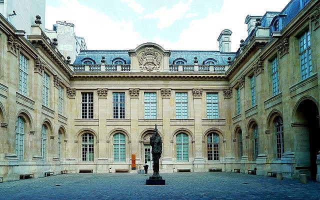 L'Hôtel de Saint Aignan qui abrite le Musée d'art et d'histoire du judaïsme à Paris. (Crédit : Wikimedia Commons/MBZT)