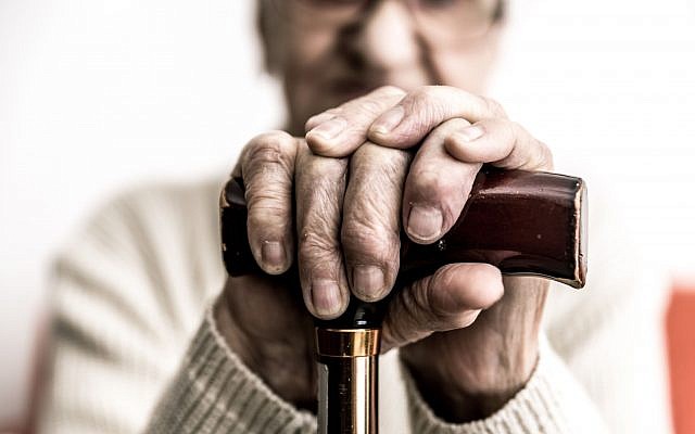 Photo d’illustration d'une femme âgée avec une canne (oneinchpunch, iStock by Getty Images)
