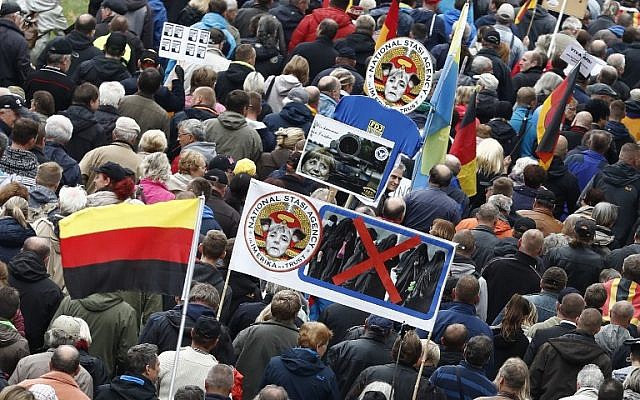 Les partisans de Pegida (Les "Européens patriotes contre l'islamisation de l'Occident") participent à une manifestation contre la chancelière allemande Angela Merkel et sa politique d'immigration le 3 octobre 2016 à Dresde, en Allemagne (Odd Andersen / AFP)