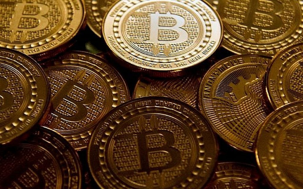 Des pièces de Bitcoin. (Crédit : Karen Bleier/AFP)