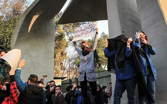 Des étudiants de l'université de Téhéran lors d'une manifestation contre le chômage et l'inflation dans le pays, le 30 décembre 2017. (Crédit : AFP / STR)