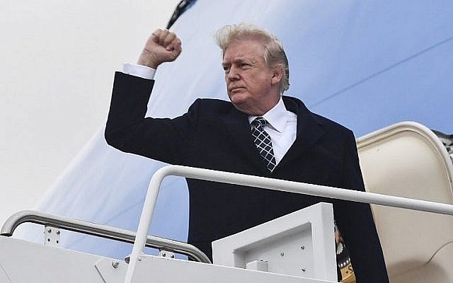 Le président américain Donald Trump embarque à bord de l'Airforce One à destination de Mar-a-Lago, au départ de la Joint Base Andrews, dans le Maryland, le 12 janvier 2018, (Crédit : AFP / Nicholas Kamm)