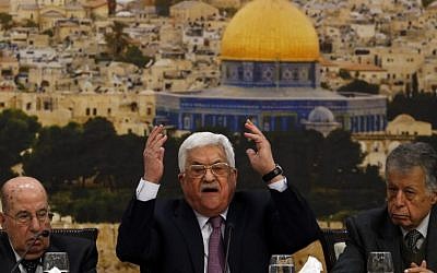 Le président de l'Autorité palestinienne Mahmoud Abbas, au centre, s'exprime durant une réunion dans la ville de Ramallah, en Cisjordanie, le 14 janvier 2018 (Crédit : AFP PHOTO / ABBAS MOMANI)